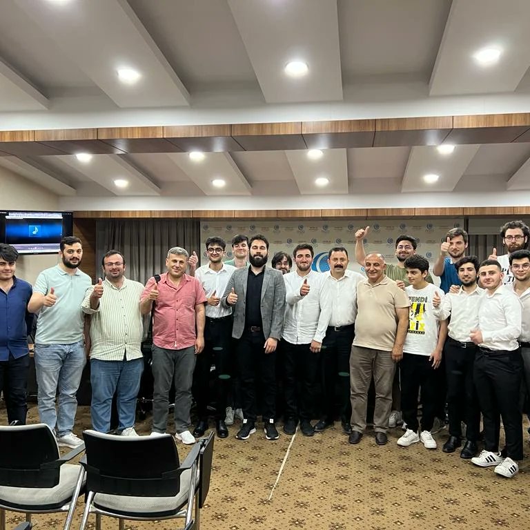 agd_iuedb's tweet photo. Şanlı Edebiyatta riyaset heyecanı.
Bir yıldır Şanlı Edebiyat reisliğini yürüten Muhammed Faruk Korkmaz reis,görevini Emincan Yaşa reise devretmiştir. Eski reisimizden Allah razı olsun,yeni reisimizin de Allah yardımcısı olsun. https://t.co/8i0Bus6iNV