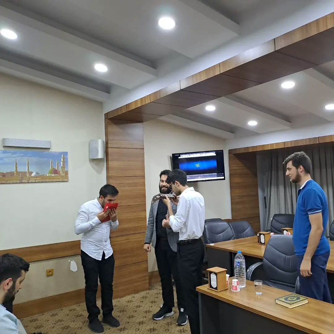 agd_iuedb's tweet photo. Şanlı Edebiyatta riyaset heyecanı.
Bir yıldır Şanlı Edebiyat reisliğini yürüten Muhammed Faruk Korkmaz reis,görevini Emincan Yaşa reise devretmiştir. Eski reisimizden Allah razı olsun,yeni reisimizin de Allah yardımcısı olsun. https://t.co/8i0Bus6iNV