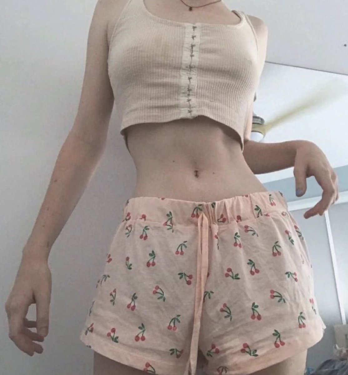 weiyi88889's tweet photo. 起床吃点晚餐、无聊了的晚上开始了。#室内 #美女 #游玩 孤独#美景 #Wife #young married woman https://t.co/fvJsxdUWM4