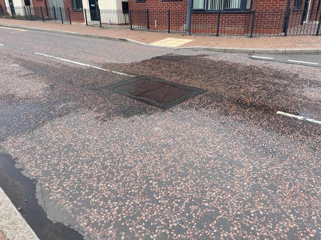Please be advised we've reported the overflowing drain on Lightmoor Way, by Little Flint to Severn Trent this morning. They have said it may be up to three days before they can attend. https://t.co/Hd2GhK1CRu