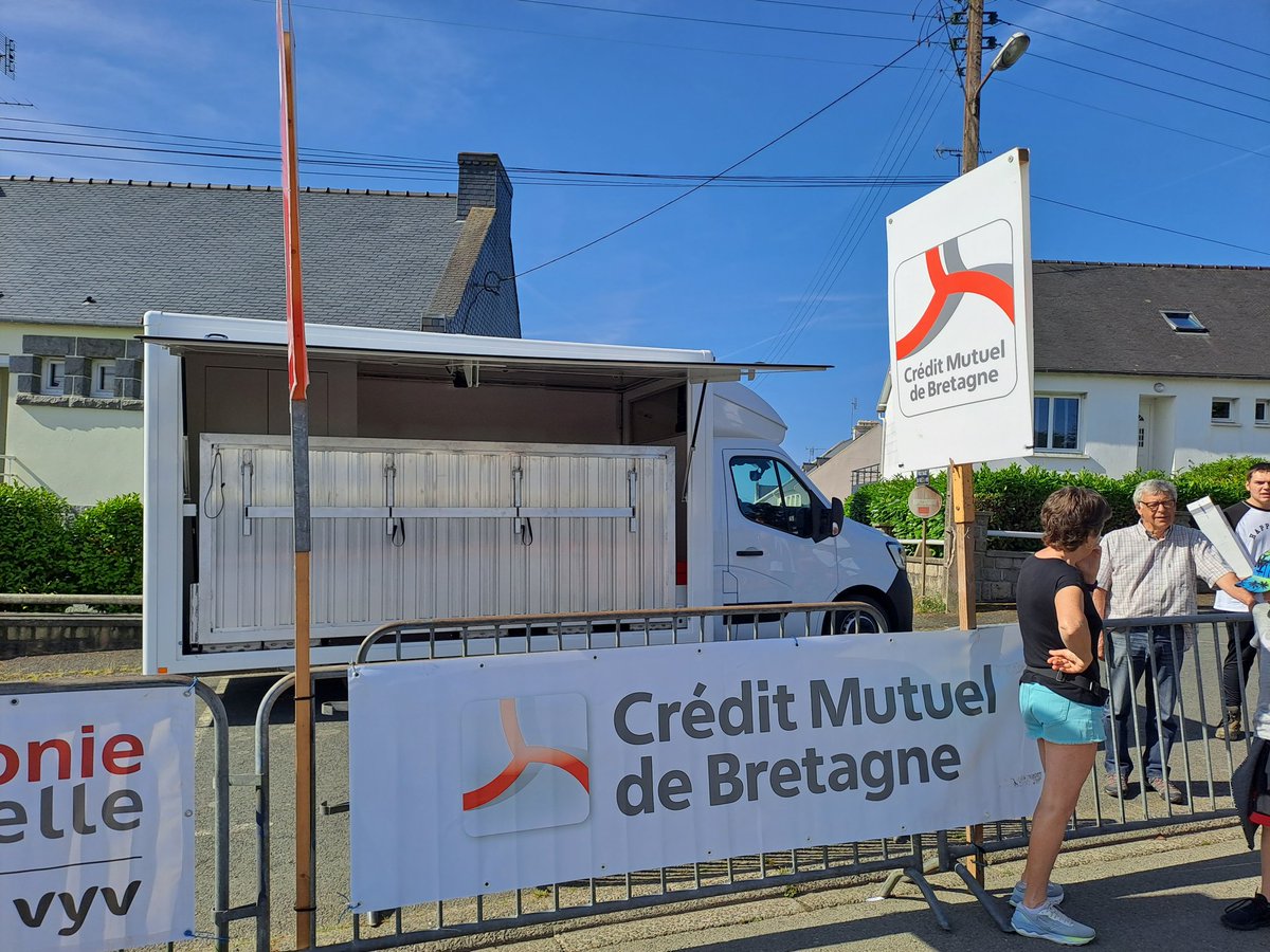 cmb_4_sources's tweet image. Par ce beau soleil breton, le conseil d&apos;administration et l&apos;équipe du @cmb_4_sources se sont mobilisés pour mettre en place l&apos;affichage pour la course #plbcallac #coursecyclistes
@CMBretagne @vaincrelamuco