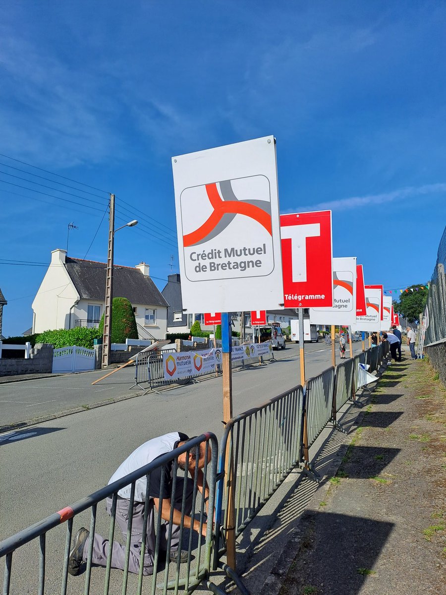 cmb_4_sources's tweet image. Par ce beau soleil breton, le conseil d&apos;administration et l&apos;équipe du @cmb_4_sources se sont mobilisés pour mettre en place l&apos;affichage pour la course #plbcallac #coursecyclistes
@CMBretagne @vaincrelamuco