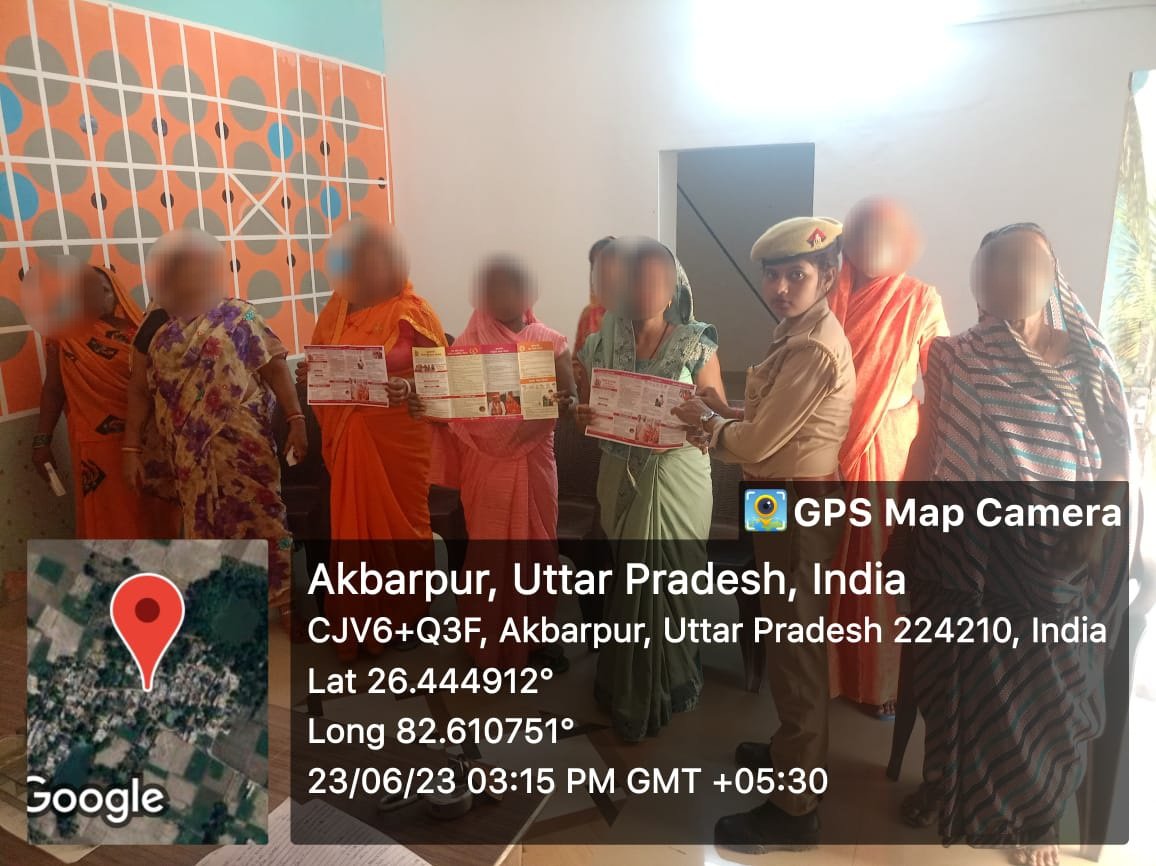 #ambedkarnagarpolice थाना सम्मनपुर एंटीरोमियो टीम द्वारा #MissionShakti,साइबर-1930 व यातायात जागरुकता अभियान कार्यक्रम के क्रम में महिलाओं/बालिकाओं को #WomenPowerline-1090,181,112, #CMHelpline-1076,साइबर व विभिन्न योजनाओं के बारे मे जागरूक कर पम्पलेट वितरित किया गया।