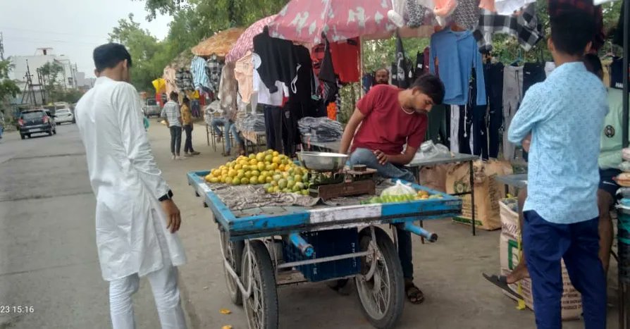 swachhashta's tweet photo. स्वच्छ सर्वेक्षण 2023 के तहत नगर पालिका परिषद के कन्नौज रोड पर भोपाल चौराहे से लेकर आम नागरिकों एवं फल विक्रेता दुकानदारों को अपनी-अपनी दुकानों पर डस्टबिन रखने के लिए जागरूक किया जा रहा है
@urbansbmmp
@roopamishra77
#ChooseLiFE, RRR4LIFE https://t.co/3WPqaY9GDw