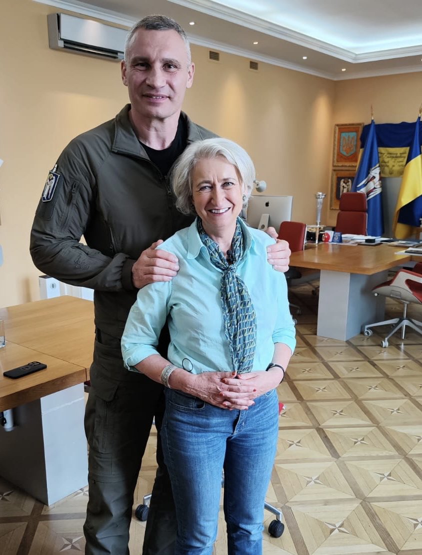 Lindsey Hilsum tweet media