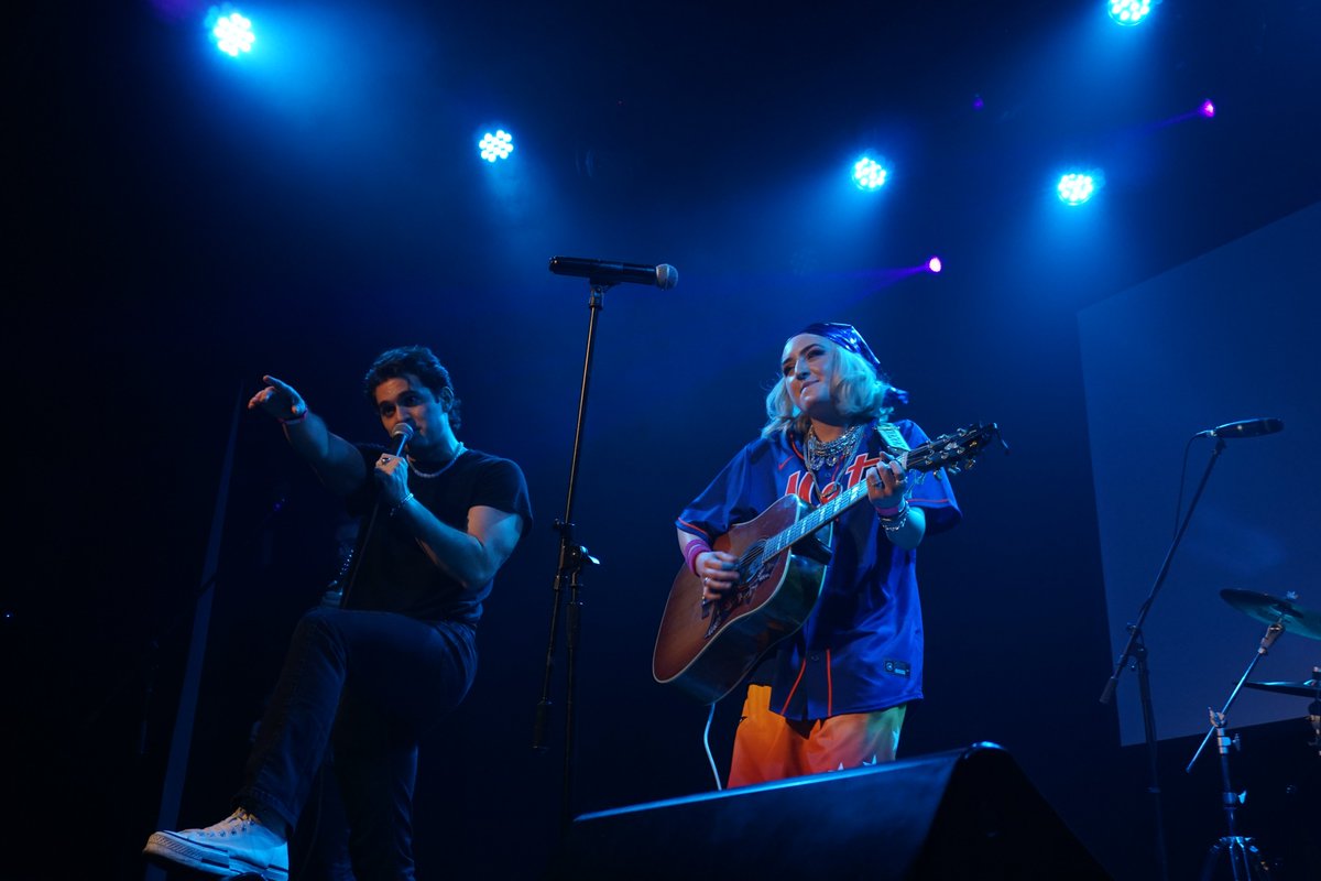 El talento de <a href="/Luisa_Vox/">Luisa Vox</a> encendió nuestro escenario con su propuesta fresca de rock pop único. 🎤🎸

<a href="/NetoRoxs/">Netoroxs</a> de <a href="/Serbia_Mx/">Serbia</a> fue uno de los invitados especiales de la noche. 🤟