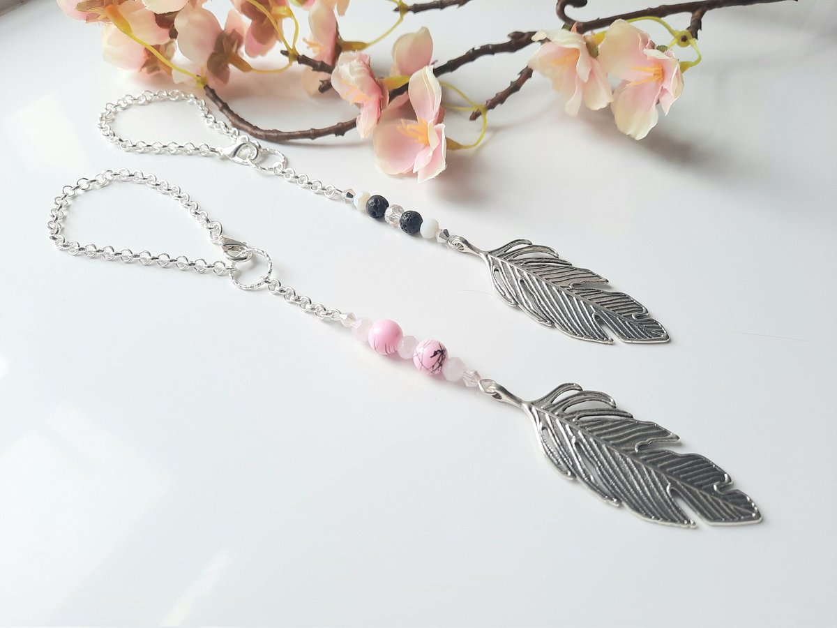 DebsDesignsUK's tweet image. Gorgeous Feather car window hanger charm.  A great little postal gift. 
#elevenseshour #gift #postalgift #newcar #etsy
etsy.com/listing/146090…