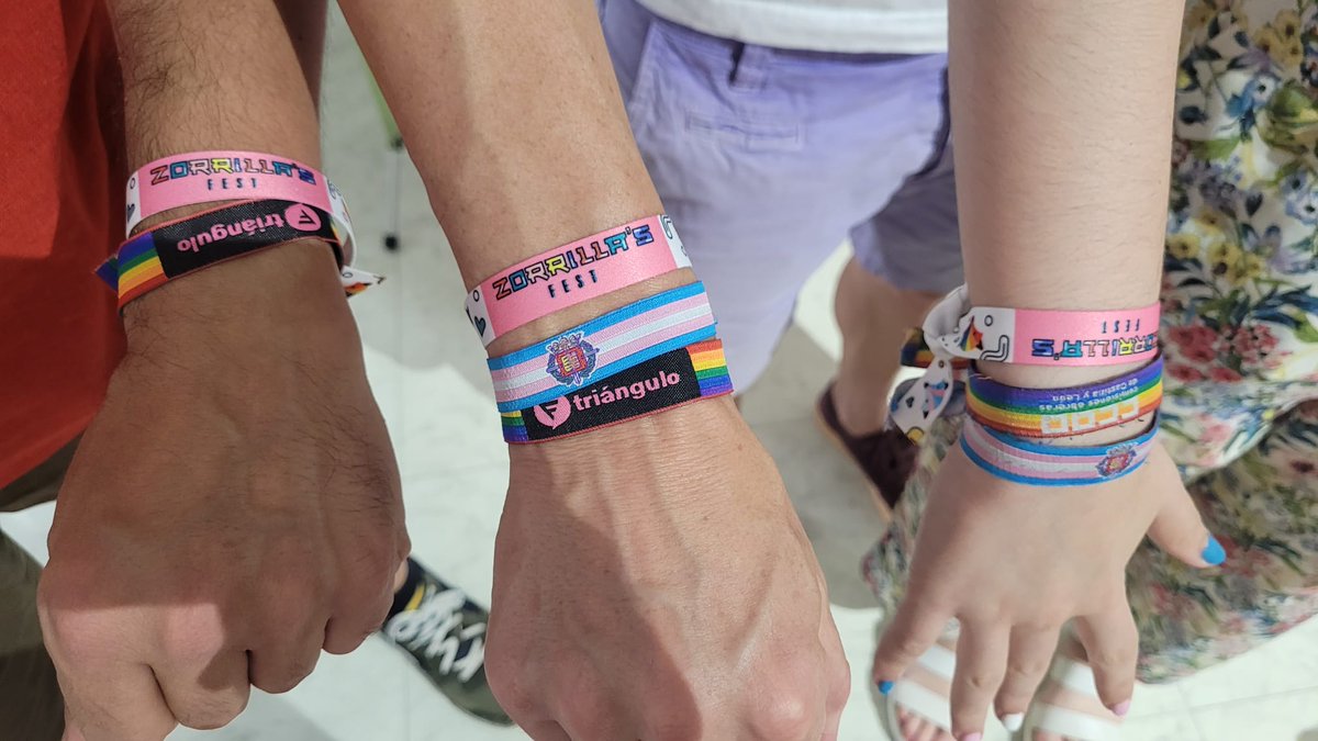 ZorrillasFest's tweet photo. Este año #ZorrillasFest2023 tiene pulseras. Desde esta misma tarde podéis adquirirlas (2€) en el tardeo de La Bohemia. Con la compra de todo el merchan ayudas a sostener el festival. Recuerda: camisetas, pulseras, vasos, tattoos, tote bag... Tenemos para todos los gustos🏳️‍🌈🏳️‍⚧️🦊 https://t.co/qOTplVCgs8