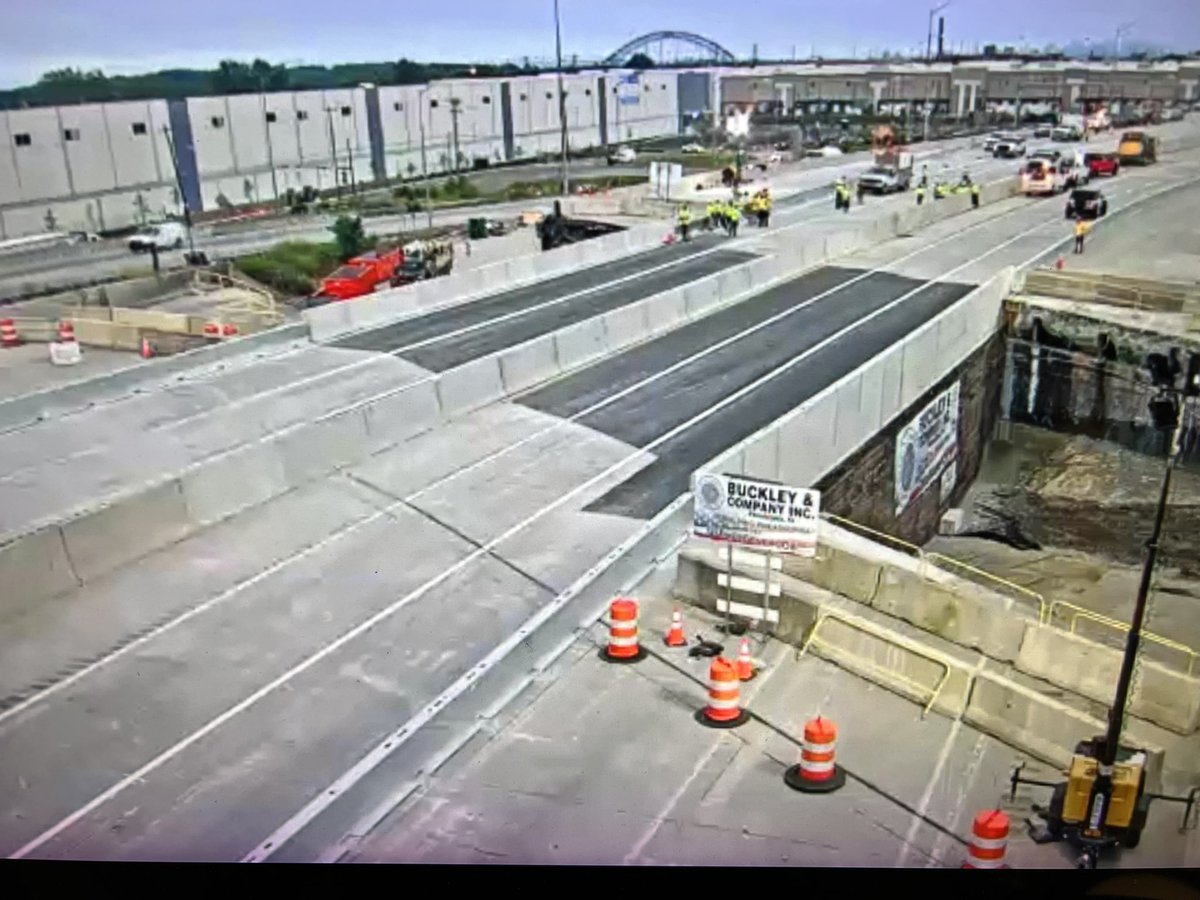BobKellyFOX29's tweet photo. 3 lanes each direction, each lane is 11 feet wide…ready to open at 12 Noon https://t.co/bXt0oaDmGZ