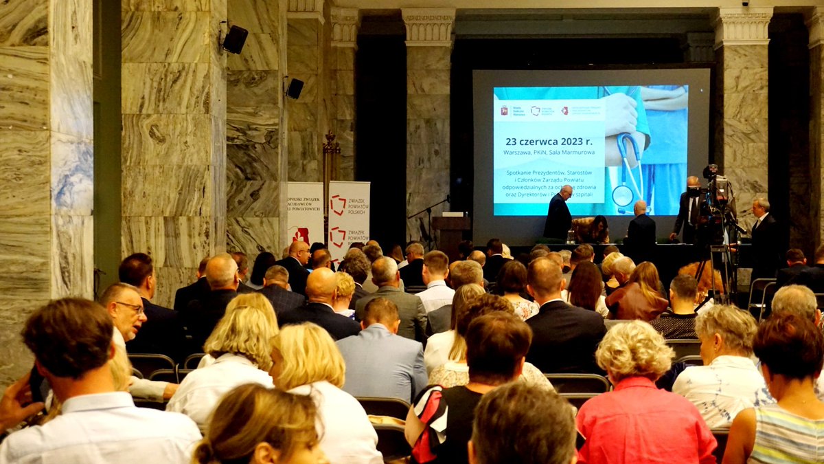 OZPSP1's tweet photo. Sytuacja finansowa szpitali powiatowych jest ważna, a obecne uwarunkowania alarmujące, dlatego przy pełnej sali rozpoczynamy prezentację i omówienie wyników raportu.
@MZ_GOV_PL @NFZ_GOV_PL @a_niedzielski @aotmit @OZPSP1 @Milkowski_M @SGHWarsaw @NIPiP1 https://t.co/e8BbFxzD33