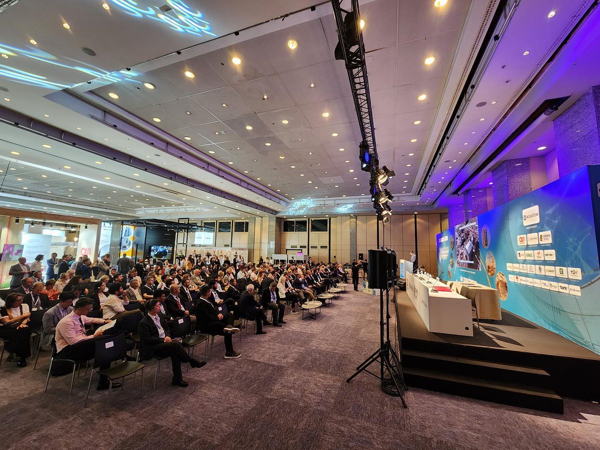 NukleerEnerjiTR's tweet photo. İstanbul'da düzenlenen #NPPES tamamlandı! Zirve, ülkemizin gelişmekte olan nükleer endüstrisinin paydaşlarının, sürdürülebilir enerji alanında faaliyet gösteren önemli temsilcilerin ve yenilikçi beyinlerin bir araya geldiği bir buluşma merkezi oldu. ⚡

Türkiye'nin hızla büyüyen nükleer sektörünün dinamizminin vurgulandığı etkinlik, ilgi çekici oturumlar ve stratejik işbirlikleri için bir platform sağladı. Zirveden anlar.📷👇