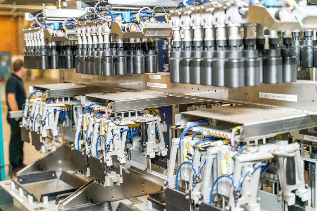 KronesAG's tweet photo. Are you familiar with the #Krones #Varioline? It can handle more than 20 different #packaging combinations on a single machine! π€Ή
Thanks to its diverse & individual production, the packaging line truly meets the needs of #beverage and food producers.
β©https://t.co/bRgxfL5WLC https://t.co/HpcS3gmX35