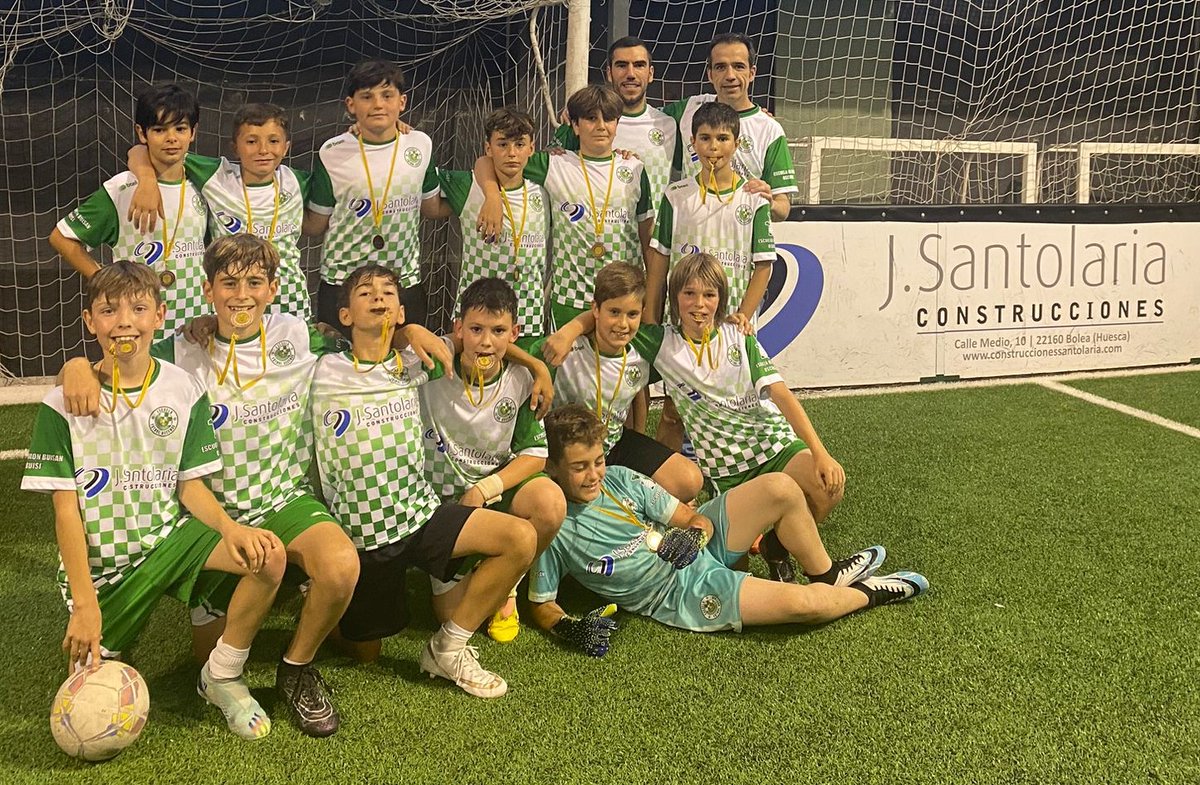 📸 | El Alevín A entregó un obsequio a su patrocinador, Construcciones J. Santolaria,  como muestra de agradecimiento. 🎁💚 

¡Gracias por vuestro apoyo! ¡Gracias por ser parte de la familia EFO! 

#AupaEFO ⬜🟩