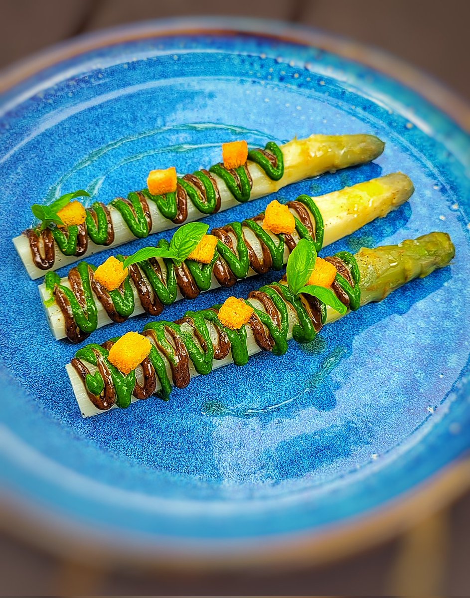Petit69022314's tweet photo. Ventoux white asparagus, arugula and black garlic pesto, mimosa sauce

Profitez de la saison des asperges pour essayer!🥰😘 

@Petit69022314
#paris #chefs_eye #chefsplating #awesome #chefswords #michelinstarchef #culinarytalent #bestchefs #intergourmetfood #chefsexellentplates https://t.co/h2WPmotRg5