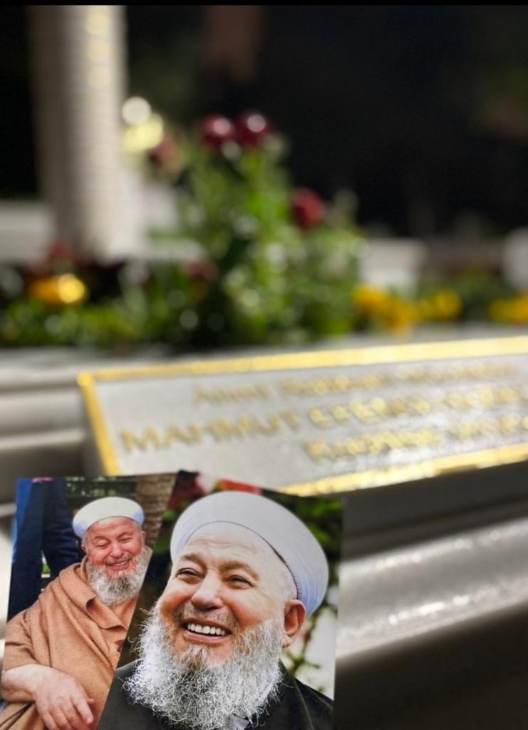 Ol dem ki fani alemden üstadım gitti..
Sevindi ahiret amma, bu alemden sâfa gitti.. 🥀