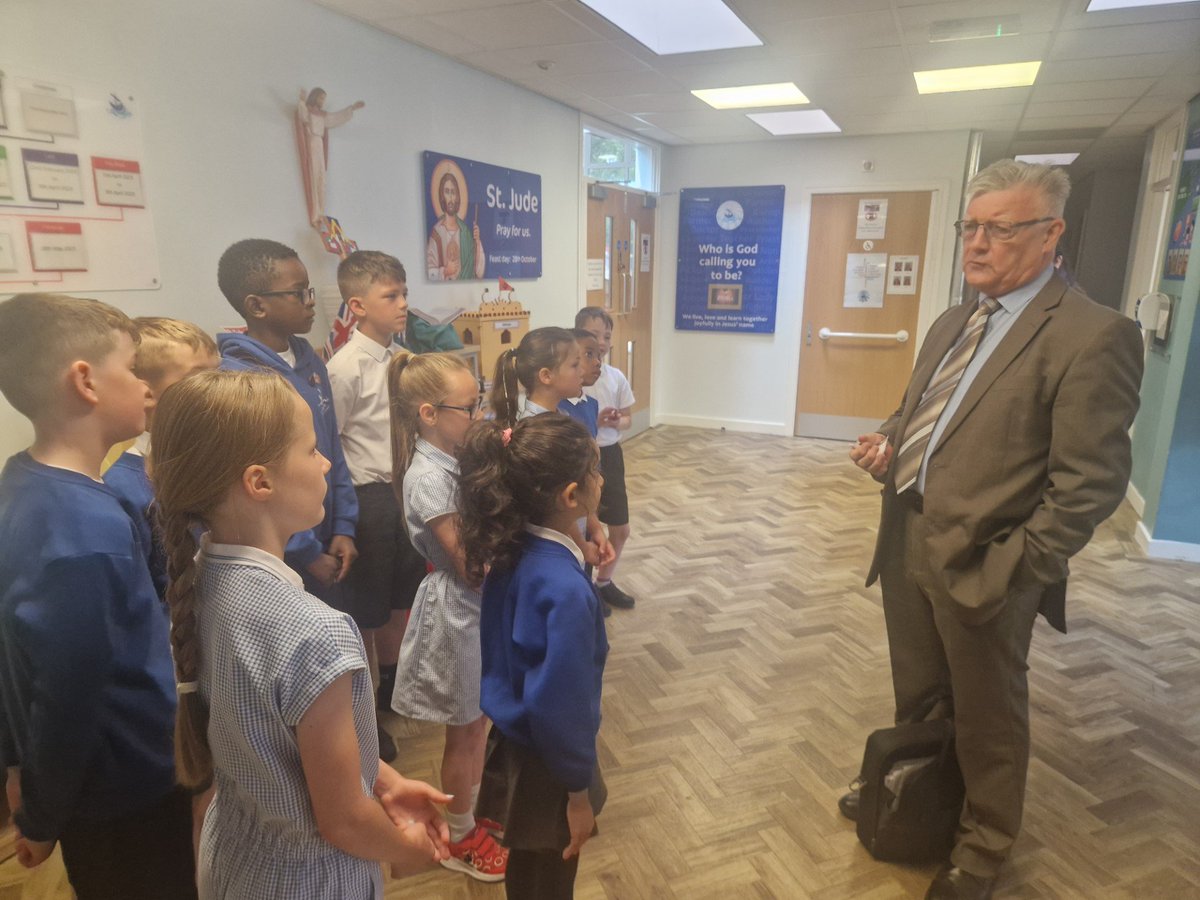 Thank you @steve_mccabe for visiting at school this morning and meeting with our School Council. Pupils had lots of great questions to ask about regeneration in Druids Heath! #youngleaders @PrimaryTolkien @BCPP__ @OurDruidsHeath