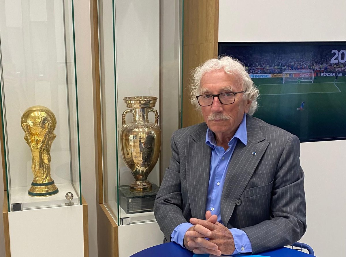 Ce matin chez mon ami <a href="/PascalPraud/">Pascal Praud</a>  En direct <a href="/FFF/">FFF</a> grâce à <a href="/PhilippeDiallo/">Philippe Diallo</a> et Jean François Vilotte. Bon anniversaire Michel Platini, Zinédine Zidane, Patrick Viera. Et bonne chance à <a href="/equipedefranceF/">Equipe de France Féminine</a>. Séquence Vendredi Vendroux, 10h20. C'est  positif. <a href="/Europe1Sport1/">Europe 1 Sport</a> <a href="/BorghiniE/">Borghini Eric</a>