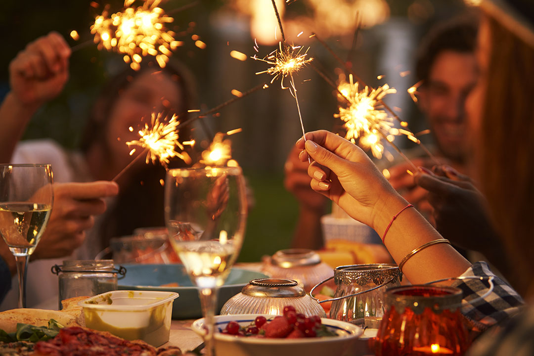 Optimus_ESP's tweet photo. ¡Hoy sí que sí empieza el verano oficialmente!🎉

En muchos lugares se celebra la verbena de San Juan, una noche para estar con los amigos y la família, pirotecnia, barbacoas, coca de San Juan, música, fiestas en la playa y hogueras🔥.

✨ ¡Es una noche mágica! ✨ https://t.co/phP4q9ORx6
