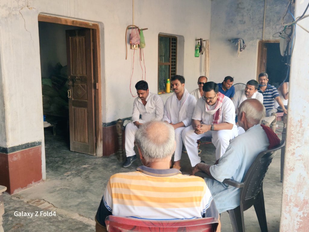 Ashwanirai093's tweet image. आज अपने ग्राम सभा राजापुर में विभिन्न शोक संतृप्त परिवार के बीच भाजपा नेता बड़े भाई पीयूष राय के साथ उपस्थित हुआ। 
एवं ग्रामसभा की समस्याओं के संदर्भ में जिला के आला अधिकारियों को टेलीफोन के माध्यम से अवगत कराया गया