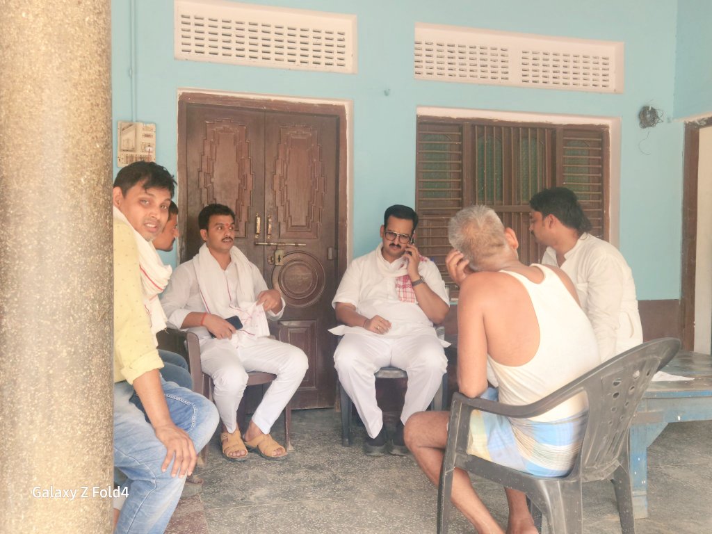 Ashwanirai093's tweet image. आज अपने ग्राम सभा राजापुर में विभिन्न शोक संतृप्त परिवार के बीच भाजपा नेता बड़े भाई पीयूष राय के साथ उपस्थित हुआ। 
एवं ग्रामसभा की समस्याओं के संदर्भ में जिला के आला अधिकारियों को टेलीफोन के माध्यम से अवगत कराया गया