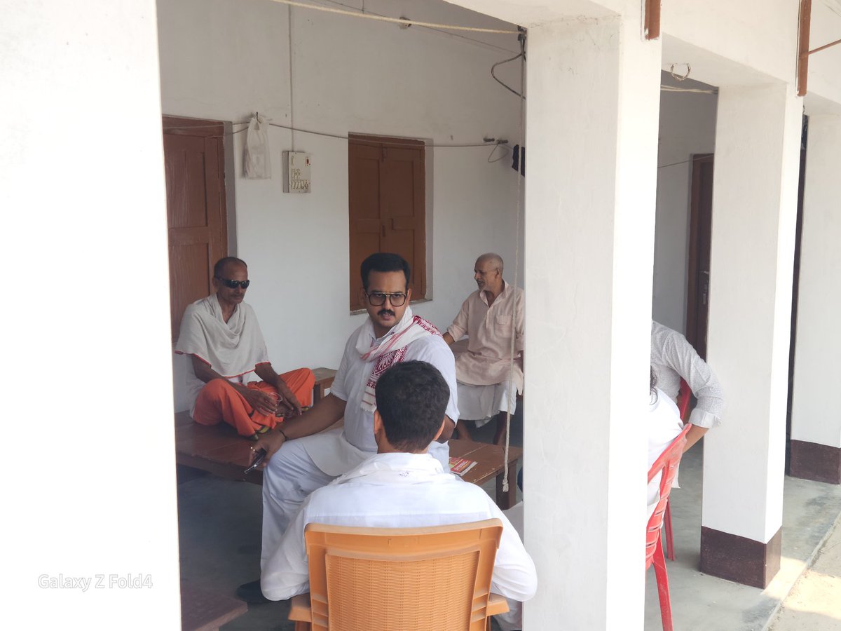 Ashwanirai093's tweet image. आज अपने ग्राम सभा राजापुर में विभिन्न शोक संतृप्त परिवार के बीच भाजपा नेता बड़े भाई पीयूष राय के साथ उपस्थित हुआ। 
एवं ग्रामसभा की समस्याओं के संदर्भ में जिला के आला अधिकारियों को टेलीफोन के माध्यम से अवगत कराया गया