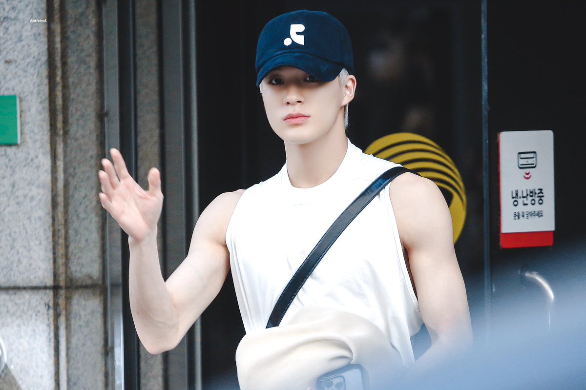 Antiviral0423's tweet photo. 230623 뮤뱅퇴근

#제노 #JENO 
#NCTDREAM   #NCT https://t.co/OyB6gbU83F