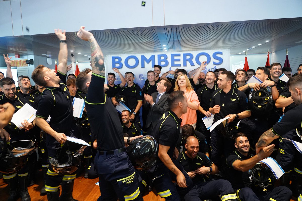 InmaSanzO's tweet photo. 🔵Hemos dado la bienvenida a los 85 nuevos bomberos especialistas de @BomberosMad.Han acabado su periodo de formación y ya se incorporan a los 13 Parques de Madrid

Enhorabuena! Los madrileños tenemos suerte de poder contar con vosotros y vuestro trabajo👏🏼
https://t.co/68AUHToobx https://t.co/LA7u6WCXNW