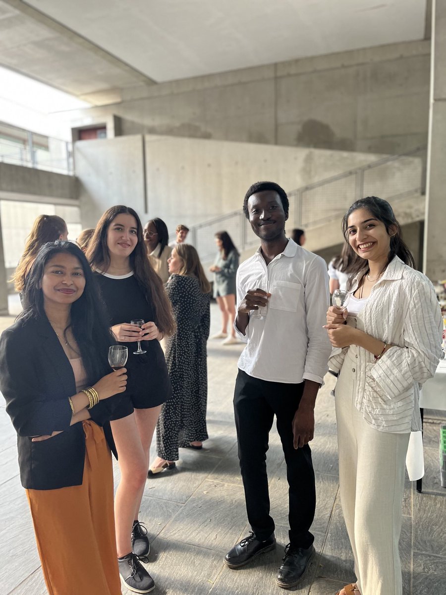 M2DPFSceaux's tweet image. Félicitations aux étudiants diplômés de la promotion 2022-2023 ! 🎓
Merci à tous pour cette année inoubliable et particulièrement au Pr. Françoise Labarthe.
L’asso souhaite une très belle réussite professionnelle aux nouveaux diplômés !☀️

#droit #master2 #m2dpf #m2 #droitprive