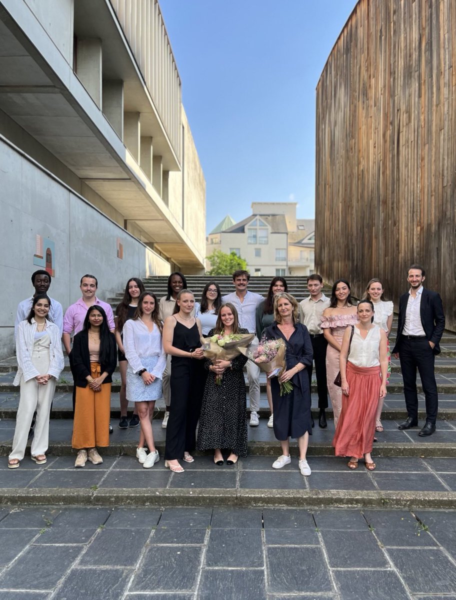M2DPFSceaux's tweet image. Félicitations aux étudiants diplômés de la promotion 2022-2023 ! 🎓
Merci à tous pour cette année inoubliable et particulièrement au Pr. Françoise Labarthe.
L’asso souhaite une très belle réussite professionnelle aux nouveaux diplômés !☀️

#droit #master2 #m2dpf #m2 #droitprive