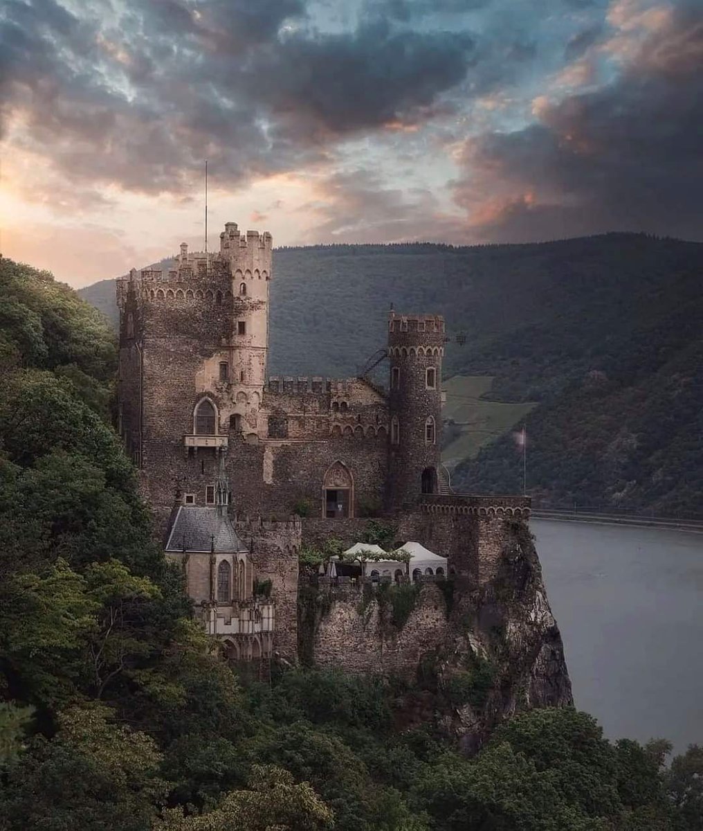 estay_rodrigo's tweet photo. Castillo de Rheinstein
Alemania 🇩🇪
Fortaleza Medieval
Siglo XIV 🛡️
#deustchland #Alemania #germany #Castillos #castles #tourism #castillosdelmundo #Wonderful #castlesofeurope #architecture #castlesofinstagram #dronephotography #castlesoftheworld https://t.co/KHbijkB7QD
