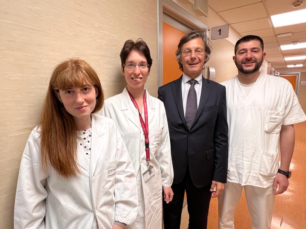 policlinicoMI's tweet photo. #Ricerca Individuata la prima terapia specifica per l’#EpatiteDelta, la più aggressiva tra le #epatiti croniche virali: un risultato rivoluzionario raggiunto con il contributo del team di #ricercatori di #PoliclinicoMi guidato dal Prof #PietroLampertico
▶ https://t.co/y2CVepJoVP https://t.co/B7dRePXN1u