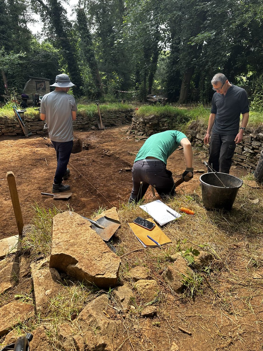 #harp23 #universityofbristol #summerschool23 International Summer School Day 4: today we have Nick Corcos from #avonarchaeology as well as Matty from #redriverarchaeology on site. Here’s Nick teaching mattocking techniques! Matty meanwhile is undertaking Section Drawing.