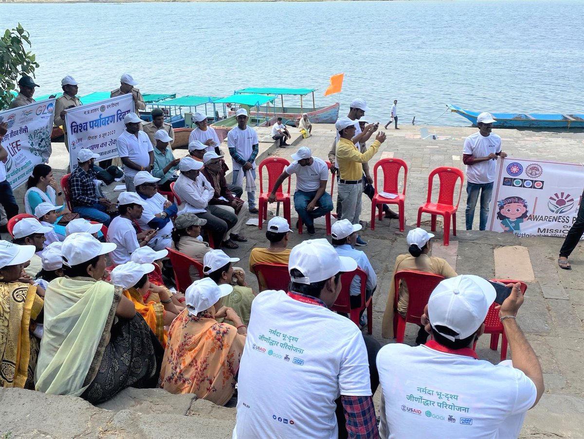 GggiIndia's tweet photo. 📸Community engagement and ownership are at the heart of #NLRP to promote sustainable practices. Snapshot of the Narmada Cleanliness Drive where locals of #MP, joined hands to clean the Ahilya Bai ghat in Maheshwar and vowed to maintain its cleanliness throughout the year. 🌍 https://t.co/7TcnNKfFTz
