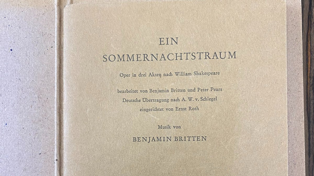 stabiberlin's tweet image. Ein unschlagbares Duo: Der Komponist #BenjaminBritten und der Tenor #PeterPears waren ein liedstarkes Duo 🎶Die Beziehung der beiden prägte die gegenseitige Arbeit nachhaltig. Einen Einblick gibt&apos;s auf unserem Blog 👉sbb.berlin/oj2erb #kreuzundqueer #pridemonth #happypride