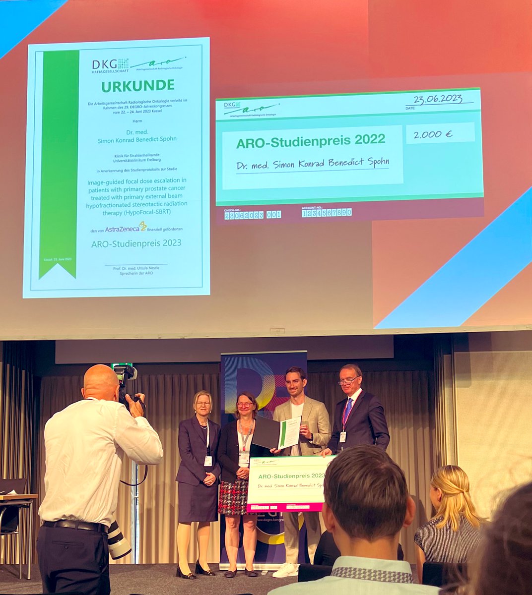 RadOnc_UKF's tweet photo. Congratulations to @Simon_Spohn for receiving the ARO trial award by @DKG_Berlin at #DEGRO2023 for the #HypoFocal-SBRT Phase 3 trial protocol. 
Join the trial !
@Uniklinik_Fr @degro_ev @AncaGrosu1 @CZamboglou https://t.co/GLdRXYTJpi