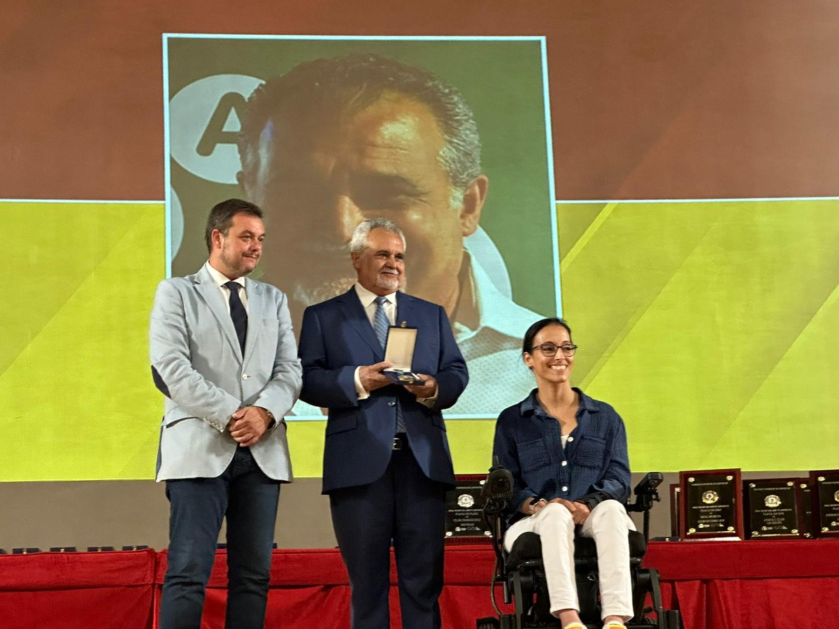 José Manrique Lardon recibe la Medalla de Bronce, por parte de la Real Orden del Mérito Deportivo. 

¡Un orgullo para toda la familia andaluza!

#BalonmanoAndalucía