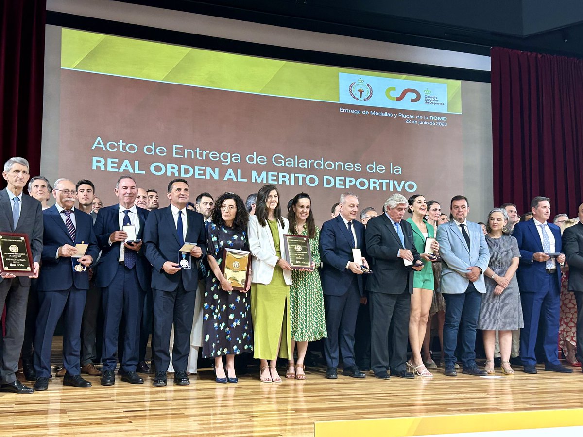 BernabeCanoES's tweet photo. 😃👏🏻Ayer tuve el GRAN HONOR de recibir la medalla de plata de la Real Orden del Mérito Deportivo‼️
✅Una distinción que recogí yo como alcalde pero que es de todas las personas que hacéis posible @lanuciadeporte!🔝🔝
📰👉🏻 https://t.co/LNMNzQ98Gw
#LaNuciaCiudadDelDeporte
#ROMD https://t.co/Qk3vnR9ZGp