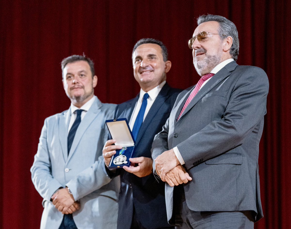BernabeCanoES's tweet photo. 😃👏🏻Ayer tuve el GRAN HONOR de recibir la medalla de plata de la Real Orden del Mérito Deportivo‼️
✅Una distinción que recogí yo como alcalde pero que es de todas las personas que hacéis posible @lanuciadeporte!🔝🔝
📰👉🏻 https://t.co/LNMNzQ98Gw
#LaNuciaCiudadDelDeporte
#ROMD https://t.co/Qk3vnR9ZGp
