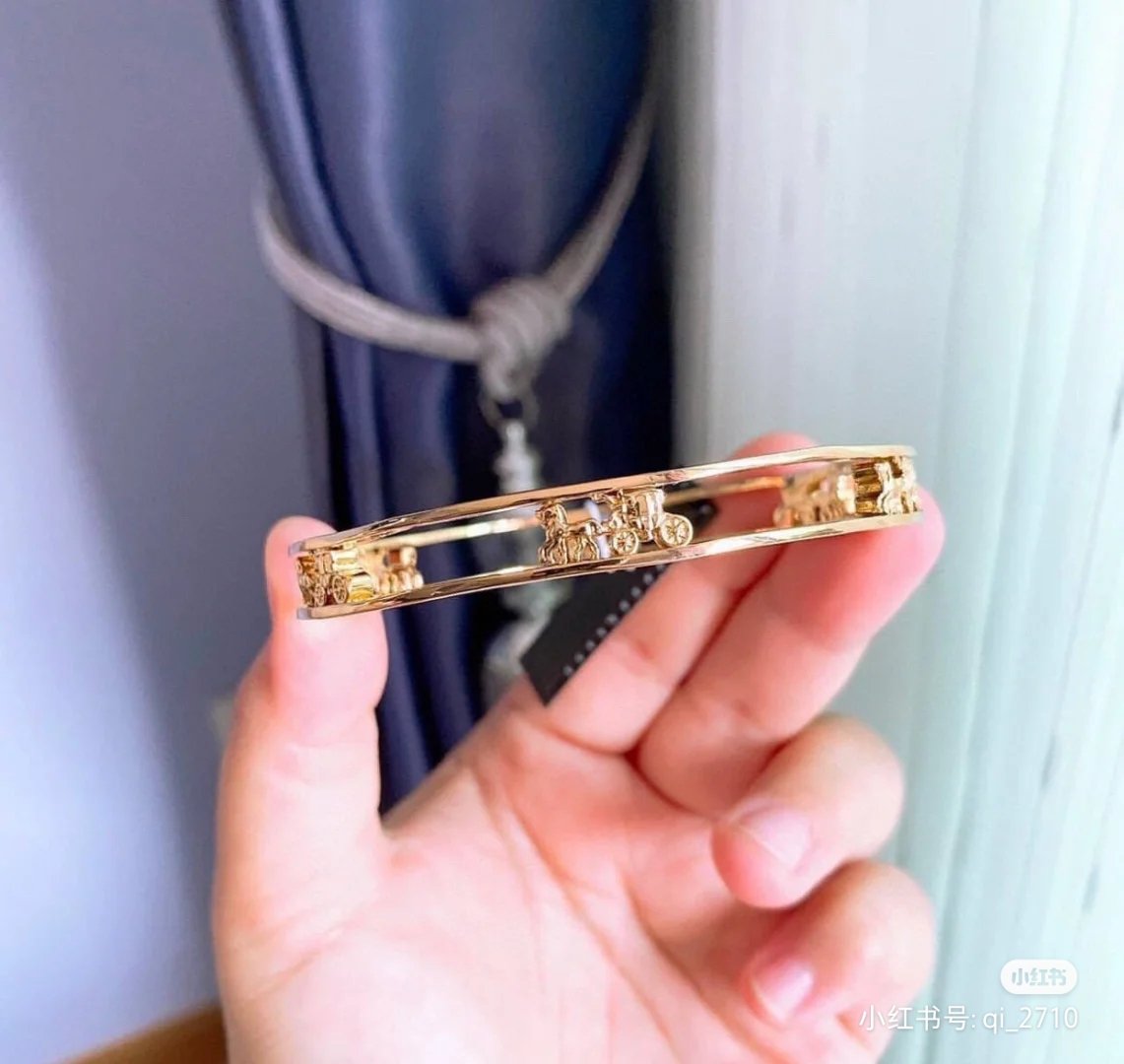 Fernie_FT's tweet photo. งานแจกมาอีกแล้ว รอบนี้น้อง coach horse and carriage bracelet ข้อมือสุดฮิต รุ่นขายดี เหมือนเดิม RT&amp; Follow แจกตอนของเข้าค่ะ 🥰🥰 https://t.co/vPMtTQ4fZ4