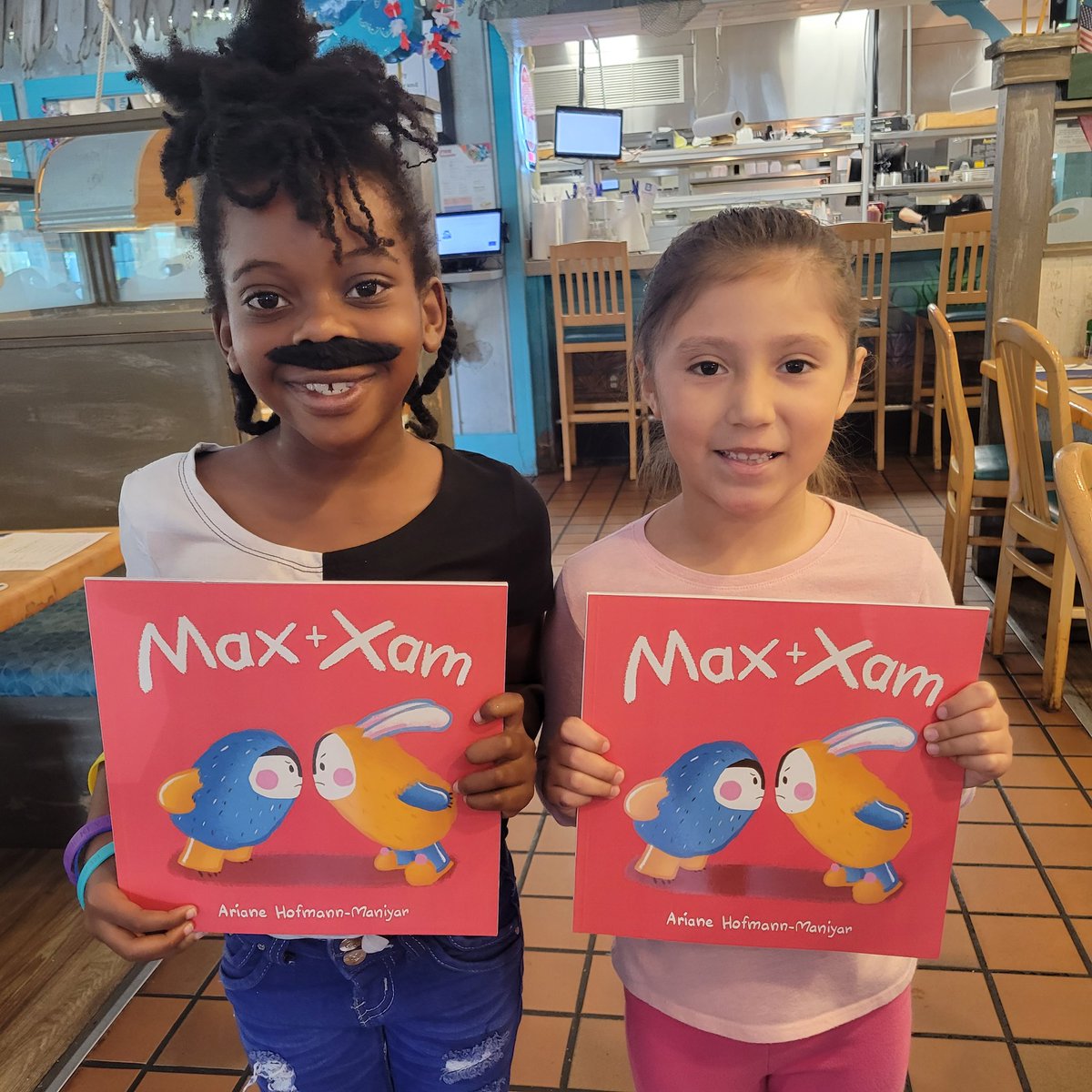 Book twins today! They were so pumped to pick the same book this week about being a great friend! Books are about so much more than just reading words on pages!! <a href="/SuncoastCGLR/">Suncoast GL Reading</a> <a href="/ThePattersonFdn/">The Patterson Foundation</a> <a href="/AMOysterBar/">Anna Maria Oyster Bar</a>