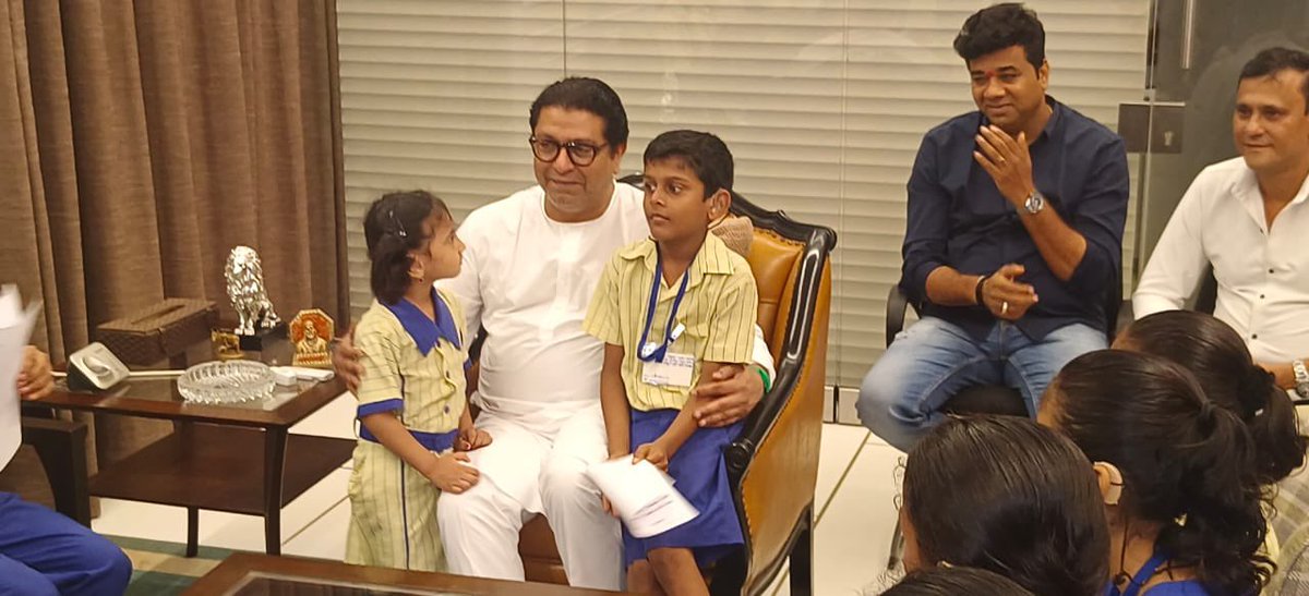 RajThackeray's tweet photo. मुंबईतील विकास विद्यालयातील कर्ण-बधिर विद्यार्थ्यांना मला भेटायचं आहे असं मला सांगण्यात आलं. त्या विद्यार्थ्यांना मी घरीच बोलवून घेतलं. 

खरंच छान वाटलं ह्या मुलांना भेटून. निसर्गाकडून ऐकण्याची क्षमता त्यांना मिळाली नाही, पण त्यांची निरागसता आणि त्यांचा उत्साह शब्दशः कमाल. 

एका छोट्या मुलीने अगदी हातवारे करून छान कविता म्हणून दाखवली. ह्या सगळ्या मुलांच्या आणि देशातील कर्णबधिर मुलांच्या आयुष्यात कुठल्याच अडचणी नको येऊ देत आणि समाज त्यांना स्वीकारतो आहेच पण त्यांच्या गरजांविषयी आपण सगळेच अधिक सजग होऊया हीच इच्छा.
