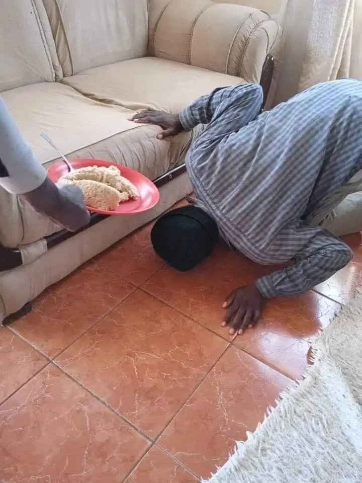 NHeightz's tweet photo. Internees when it's time for free lunch https://t.co/vFaSBxsTJB