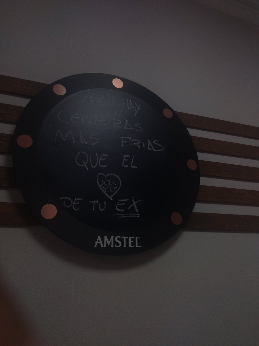 j__njov's tweet photo. Uma placa:
"Aqui hay cervezas mas frias que el ❤️ de tu ex"

Meu pai: Nem sabia que ex tinha coração carai https://t.co/4RljLAN5Li
