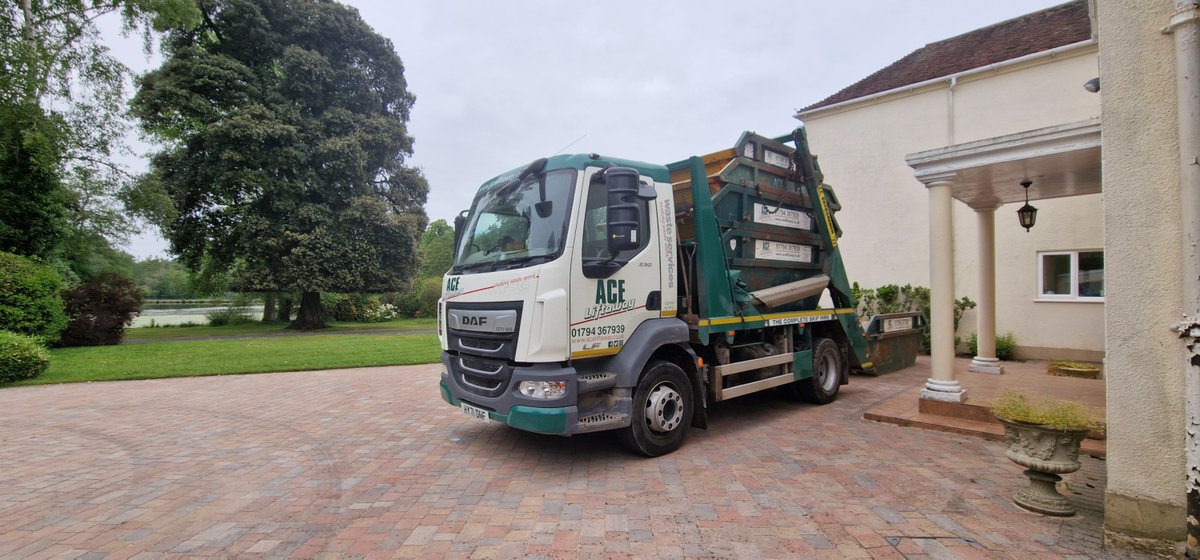 AceLiftawayLtd's tweet photo. *** Skip into the weekend**

We still have room for your skip deliveries tomorrow.
We're here until 1730 today.
AM delivery guaranteed so you can make the most of the nice weathe
P.S - Don't forget your sun lotion!

01794 367939
info@aceliftaway.co.uk
https://t.co/sieUsy9JqN https://t.co/DCe8PHYZOe