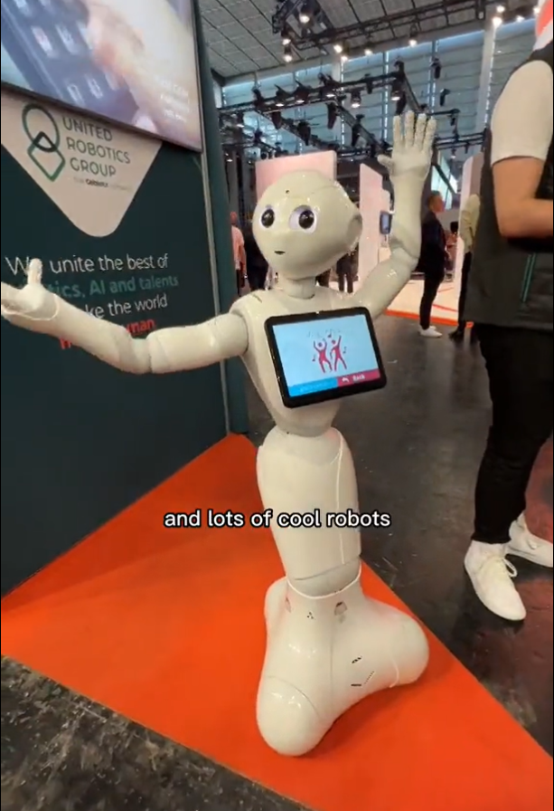 PepperTheRobot's tweet photo. @VivaTech I see a Pepper here! https://t.co/Hnp9HjOND2