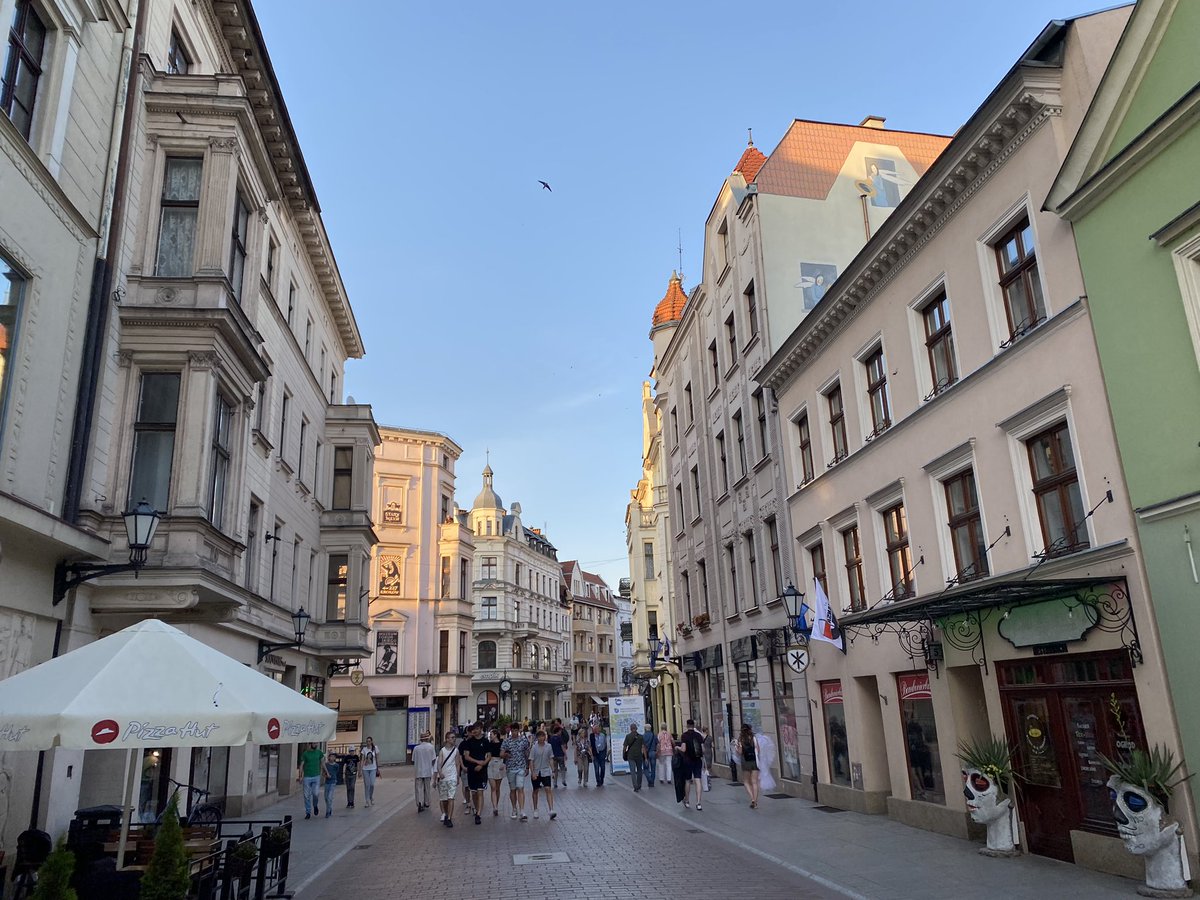 SjoerdWannet's tweet photo. De Hanze samenwerking is springlevend; komende dagen op het Hanzecongres in Toruń.

Waar we praten over economie, erfgoed, cultuur en toerisme. 

Een 800 jaar oud verbond verbindt nog steeds bestuurders door heel noord Europa. 

#Hanze https://t.co/wiEQiwrEar