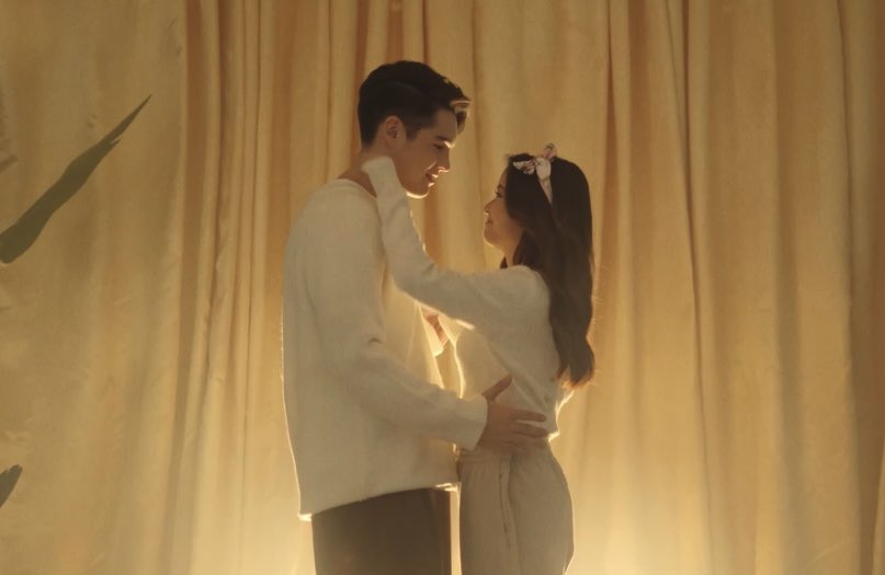 yoitzdatb's tweet photo. to grow old with you >

DITO KA LANG MUSIC VIDEO https://t.co/53gRB4vBbQ