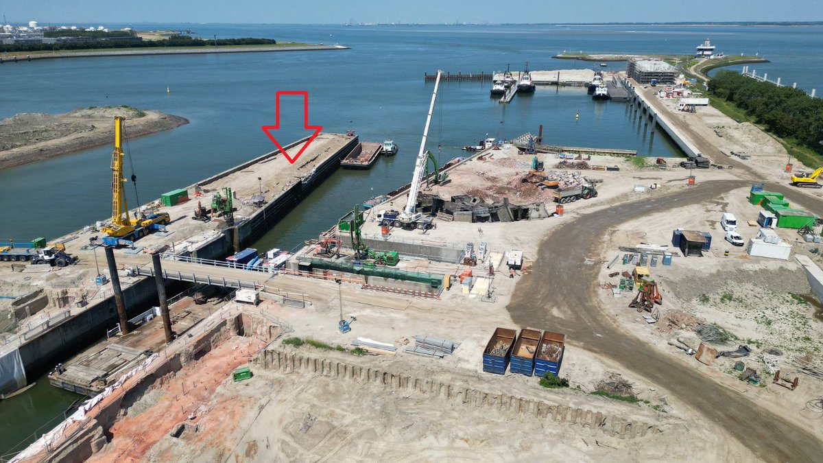NieuweSluisTern's tweet image. De kistdam van de Middensluis gaat verdwijnen. Deze bestaat uit verschillende lagen. De bovenste laag, het asfalt en de stelconplaten, zijn al verwijderd. De werkzaamheden duren naar verwachting tot september.
nieuwesluisterneuzen.eu/.../sloop-kist…...