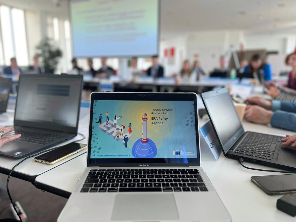 Ahead of today's meeting on #ERA Action 13, YERUN shares some reflections on a European #Excellence Initiative. In a nutshell, an EEI should: 
📌raise and promote excellence
📌be as open as possible
📌support bottom-up research
📌be simple &amp; inspiring
👉yerun.eu/2023/06/yerun-…