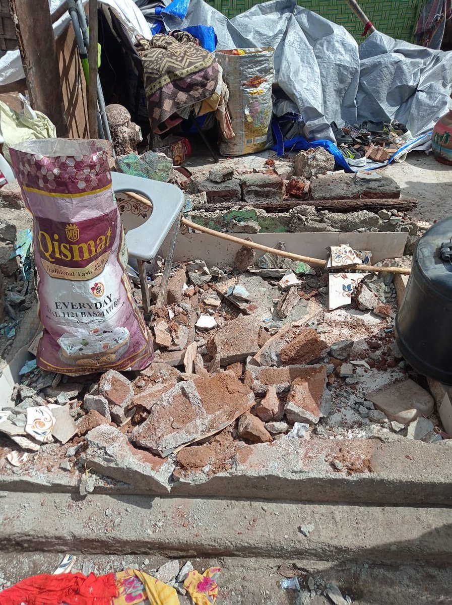 ACI_Mumbai's tweet photo. ⚠️ @mybmc @mybmcWardE 

Kindly clear the debris on footpath after demolition ASAP, Causing Nuisance &amp; Ground For Mosquito Breeding In Monsoon Right In Front Of BMC School.

#Loc: Opp Megraj Sethi Marg BMC School, Megraj Sethi Marg, Byculla https://t.co/8Nb2iNi8r0
